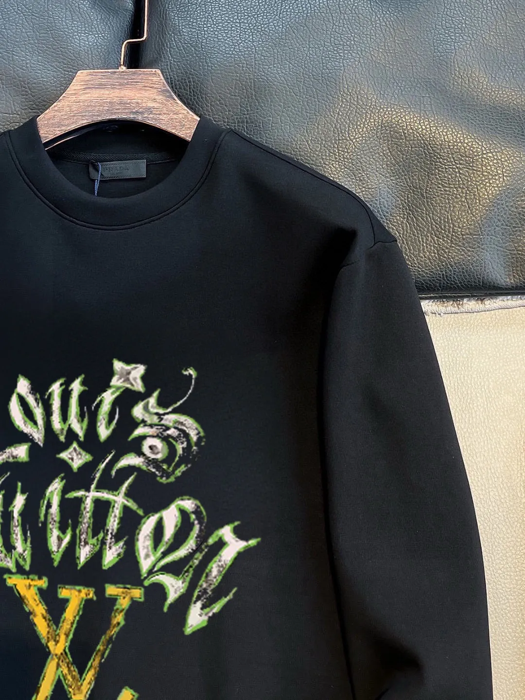 🅿️220 brand [LV Louis Vuitton] (good news for fat people) 2025ss autumn latest long-sleeved round-neck sweatshirt, on sale simultaneously on the official website. Refreshing and breathable. Made of top Tencel Roman. Comfortable and soft. 3D three-dimensional clarity. Super fashion sense. Great for gifting and keeping for yourself. Size: M-5XL (can wear up to 220 pounds)